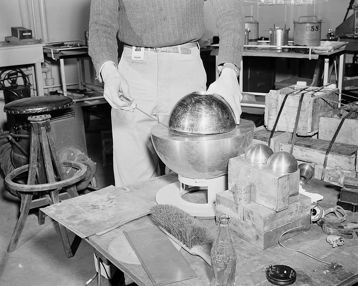 Figure 3 — LANL recreation of the configuration Slotin used on May 21, 1946 ("tickling the dragon's tail"): lower beryllium reflector hemisphere with the plutonium core in place, upper hemisphere lifted to sh…